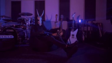 Şeytan canavar gitar çalıyor. Karanlık bir stüdyoda maskeli gizemli bir adam. Korku, Cadılar Bayramı, Cehennem