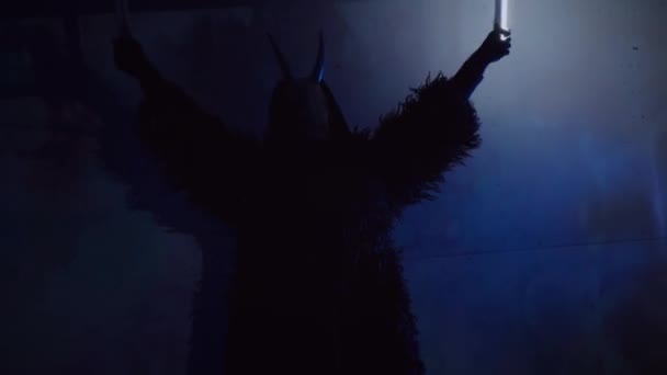 Диявольський Монстр Танцює Rgb Палицями Руках Містична Людина Страшній Масці — стокове відео