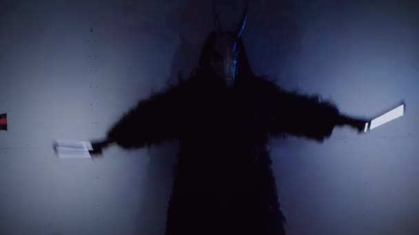 Djävulens Monster Dansar Med Rgb Pinnar Sina Händer Mystisk Man — Stockvideo