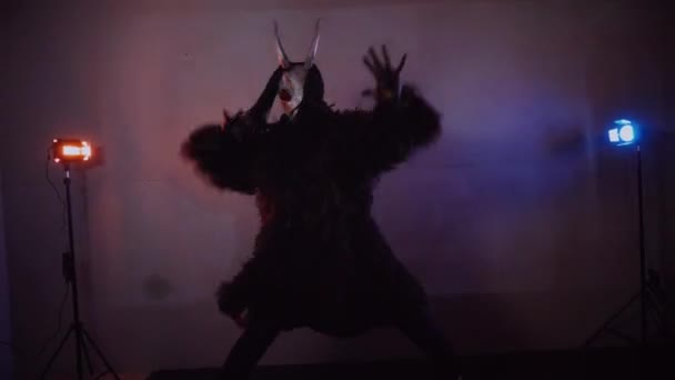 Djävulens Monster Dansar Mystisk Man Läskig Mask Mörk Studio Mannen — Stockvideo