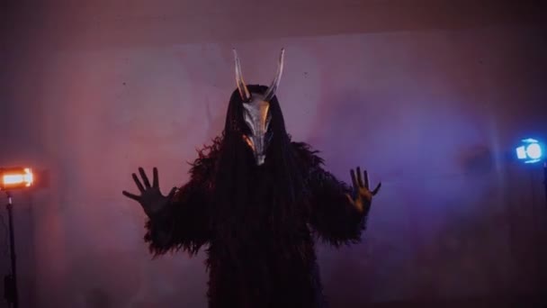 Ördög Szörnye Táncol Egy Misztikus Férfi Ijesztő Maszkban Egy Sötét — Stock videók