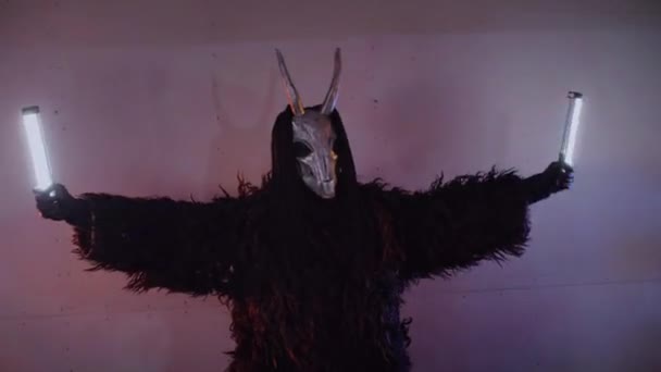 Ďábelský Netvor Tančí Hůlkami Rukou Rgb Mystický Muž Děsivé Masce — Stock video