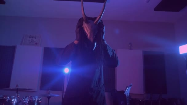Τέρας Του Διαβόλου Χορεύει Ένας Μυστικιστής Τρομακτική Μάσκα Σκοτεινό Στούντιο — Αρχείο Βίντεο