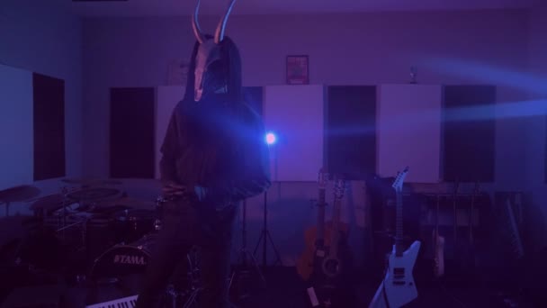 Τέρας Του Διαβόλου Χορεύει Ένας Μυστικιστής Τρομακτική Μάσκα Σκοτεινό Στούντιο — Αρχείο Βίντεο