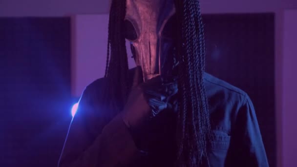 Das Teufelsmonster Tanzt Ein Mystischer Mann Mit Gruseliger Maske Einem — Stockvideo
