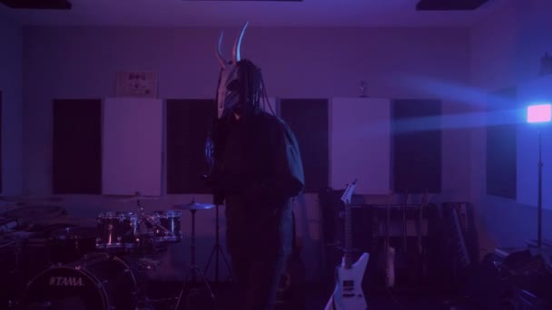 Monstrul Diavolului Dansează Mistic Într Mască Înfricoșătoare Într Studio Întunecat — Videoclip de stoc