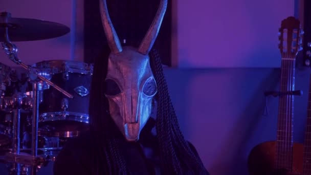 魔鬼怪物会弹奏吉他 一个戴着可怕面具的神秘男人在黑暗的工作室里恐怖 万圣节 — 图库视频影像