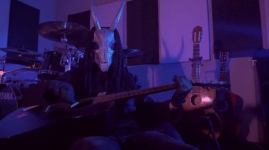 Şeytan canavar gitar çalıyor. Karanlık bir stüdyoda maskeli gizemli bir adam. Korku, Cadılar Bayramı, Cehennem