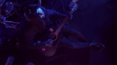 Şeytan canavar gitar çalıyor. Karanlık bir stüdyoda maskeli gizemli bir adam. Korku, Cadılar Bayramı, Cehennem