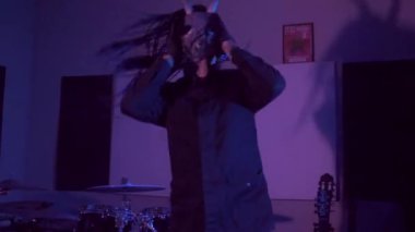 Şeytan canavar dans ediyor. Karanlık bir stüdyoda maskeli gizemli bir adam. Adam siyah bir ceket ve boynuzlu bir maske giymiş. Uzaylı uzaylı. Korkunç.,