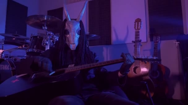 Djävulsmonstret Spelar Gitarr Mystisk Man Läskig Mask Mörk Studio Skräck — Stockvideo