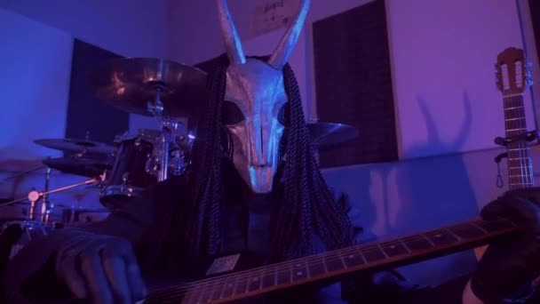 악마의 괴물이 기타를 연주합니다 어두운 스튜디오에서 무서운 마스크를 신비한 할로윈 — 비디오