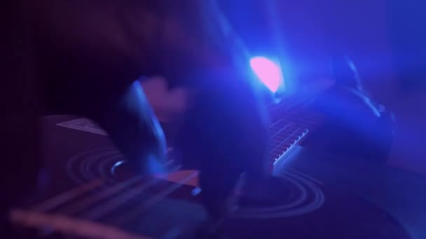 Şeytan Canavar Gitar Çalıyor Karanlık Bir Stüdyoda Maskeli Gizemli Bir — Stok video