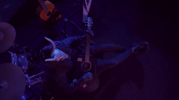 Τέρας Του Διαβόλου Παίζει Κιθάρα Ένας Μυστικιστής Τρομακτική Μάσκα Σκοτεινό — Αρχείο Βίντεο