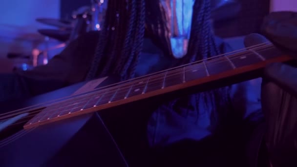 Monstro Diabo Toca Guitarra Homem Místico Com Uma Máscara Assustadora — Vídeo de Stock
