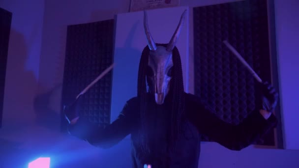Şeytan Canavar Davul Çalıyor Karanlık Bir Stüdyoda Maskeli Gizemli Bir — Stok video