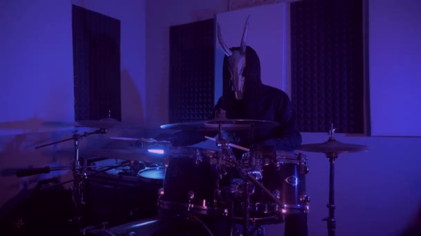 Djävulens Monster Spelar Trummor Mystisk Man Läskig Mask Mörk Studio — Stockvideo