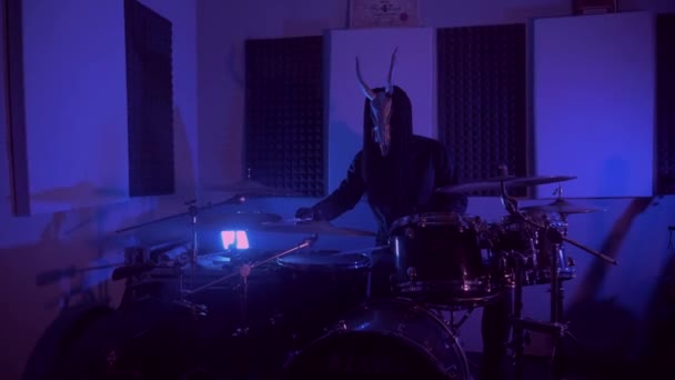 악마의 괴물이 드럼을 연주합니다 어두운 스튜디오에서 무서운 마스크를 신비한 할로윈 — 비디오