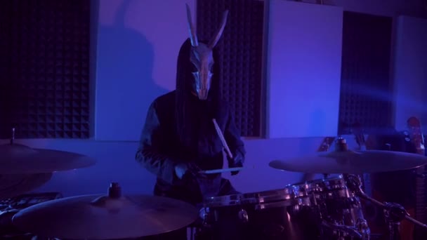Djävulens Monster Spelar Trummor Mystisk Man Läskig Mask Mörk Studio — Stockvideo