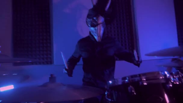 Das Teufelsmonster Trommelt Ein Mystischer Mann Mit Gruseliger Maske Einem — Stockvideo