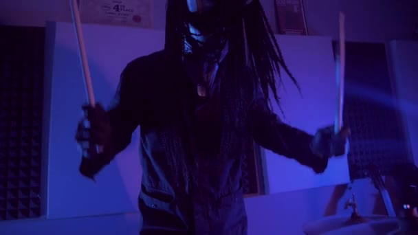 Das Teufelsmonster Trommelt Ein Mystischer Mann Mit Gruseliger Maske Einem — Stockvideo