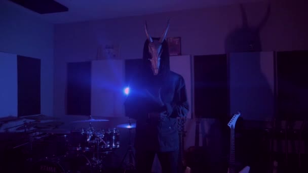 Ördög Szörnye Táncol Egy Misztikus Férfi Ijesztő Maszkban Egy Sötét — Stock videók