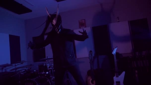 Şeytan Canavar Dans Ediyor Karanlık Bir Stüdyoda Maskeli Gizemli Bir — Stok video