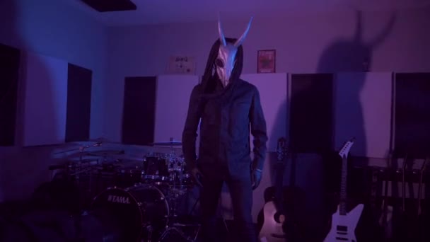 Das Teufelsmonster Tanzt Ein Mystischer Mann Mit Gruseliger Maske Einem — Stockvideo