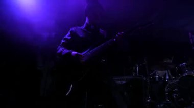 Rock gitaristi havalı gitar çalar. Rock konserindeki çılgın gitarist. Adam rock kulübünde elektro gitar çalıyor..