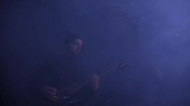 Rock gitaristi havalı gitar çalar. Rock konserindeki çılgın gitarist. Adam rock kulübünde elektro gitar çalıyor..