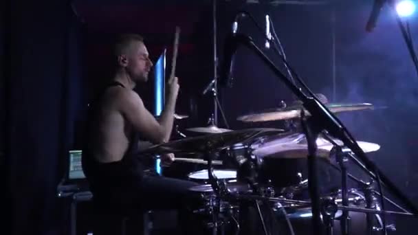 Drummer Cool Speelt Het Rockconcert Drummer Verslaat Drums Het Podium — Stockvideo