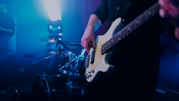 Rockconcert Club Nachtclubfeest Rockband Speelt Het Rockfestival Een Groep Mensen — Stockvideo