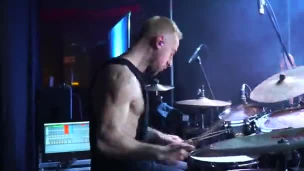 Drummer Cool Speelt Het Rockconcert Drummer Verslaat Drums Het Podium — Stockvideo