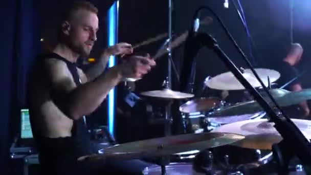Ντράμερ Παίζει Ροκ Συναυλία Ντράμερ Χτυπάει Τύμπανα Στη Σκηνή Drummer — Αρχείο Βίντεο