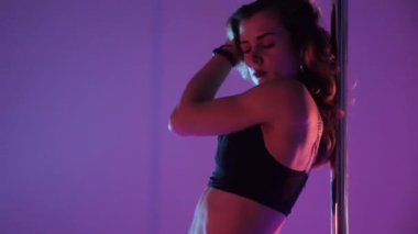 Seksi kadın disko kulübünde direk dansı yapıyor. Direğin üstünde erotik dans. Egzotik direk dansı, striptizci, direk sporu, direk sanatı. Dansçı bir direğin etrafında kıvrılır ve döner. Baştan çıkarıcı striptizci akışkan hareketleriyle gölgelerde büyülenir..