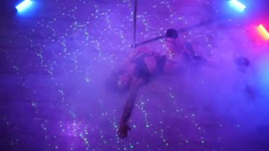 Seksi kadın disko kulübünde direk dansı yapıyor. Direğin üstünde erotik dans. Egzotik direk dansı, striptizci, direk sporu, direk sanatı. Dansçı bir direğin etrafında kıvrılır ve döner. Baştan çıkarıcı striptizci akışkan hareketleriyle gölgelerde büyülenir..