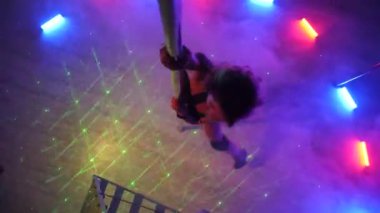 Seksi kadın disko kulübünde direk dansı yapıyor. Direğin üstünde erotik dans. Egzotik direk dansı, striptizci, direk sporu, direk sanatı. Dansçı bir direğin etrafında kıvrılır ve döner. Baştan çıkarıcı striptizci akışkan hareketleriyle gölgelerde büyülenir..