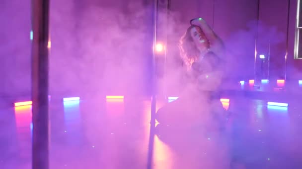 섹시한 여자는 디스코 클럽에서 에로틱 이국적인 스트리퍼 스포츠 댄서가 주위에 — 비디오