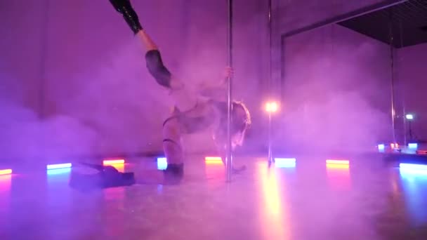 Donna Sexy Balla Una Pole Dance Una Discoteca Danza Erotica — Video Stock