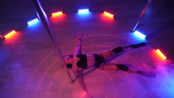 Seksi Kadın Disko Kulübünde Direk Dansı Yapıyor Direğin Üstünde Erotik — Stok video