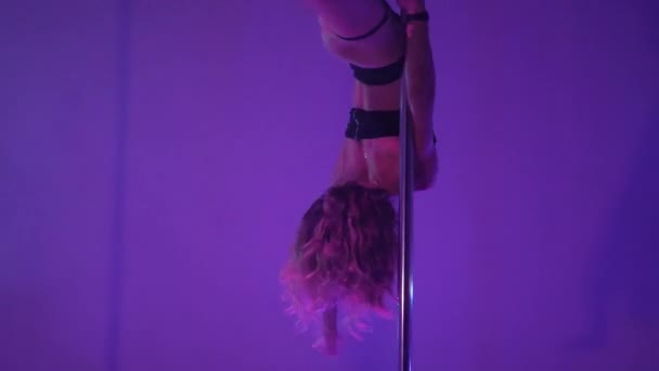 Femeia Sexy Dansează Dans Stâlp Într Club Disco Dans Erotic — Videoclip de stoc