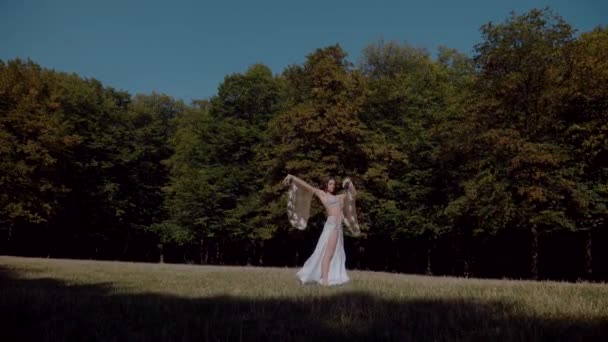 Holčičí Břicho Tančí Lese Orientální Tanec Žena Bílém Kostýmu Břišního — Stock video