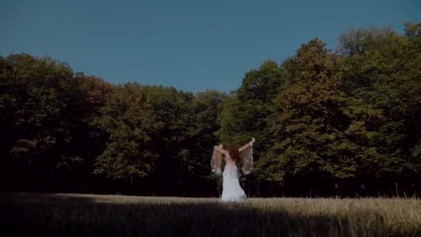 Дівчина Танцює Лісі Східний Танець Жінка Білому Живіт Танцює Костюм — стокове відео