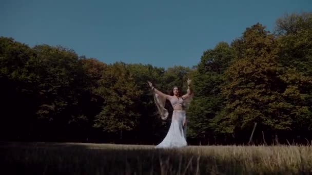 Holčičí Břicho Tančí Lese Orientální Tanec Žena Bílém Kostýmu Břišního — Stock video