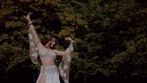Mädchen Beim Bauchtanz Wald Orientalischer Tanz Frau Weißen Bauchtanzkostüm Posiert — Stockvideo