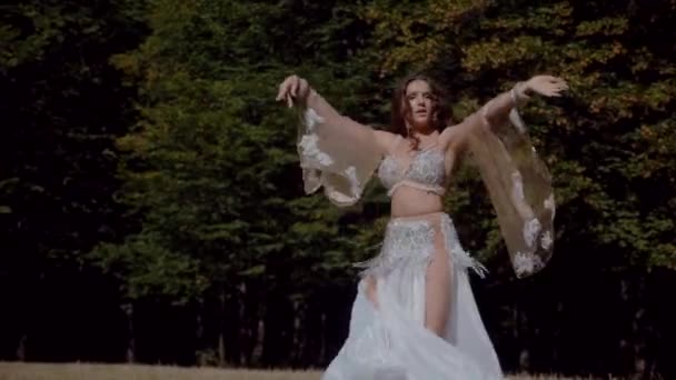 Mädchen Beim Bauchtanz Wald Orientalischer Tanz Frau Weißen Bauchtanzkostüm Posiert — Stockvideo