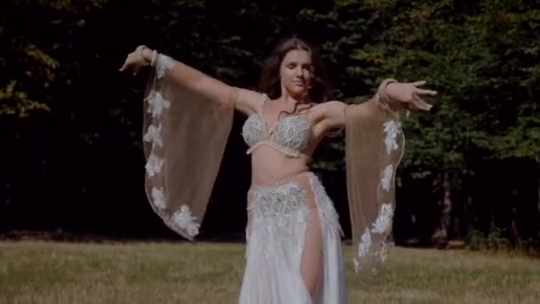 Ormanda Göbek Dansı Yapan Bir Kız Doğulu Dansı Beyaz Göbek — Stok video