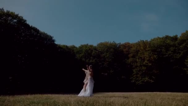 Девочка Танцует Лесу Восточный Танец Женщина Белом Костюме Танца Живота — стоковое видео
