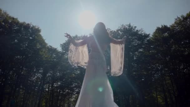 Девочка Танцует Лесу Восточный Танец Женщина Белом Костюме Танца Живота — стоковое видео