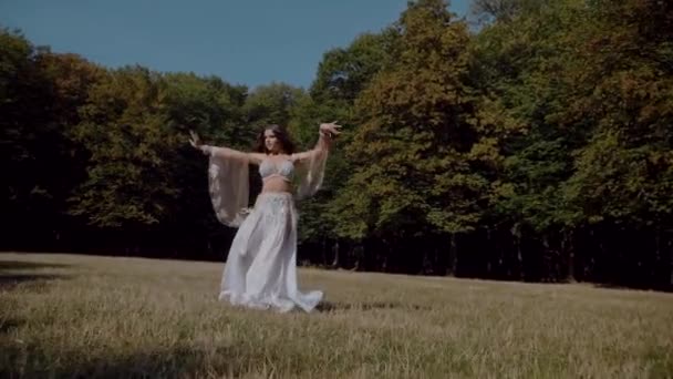 Chica Del Vientre Bailando Bosque Danza Oriental Cámara Lenta Hermosa — Vídeos de Stock